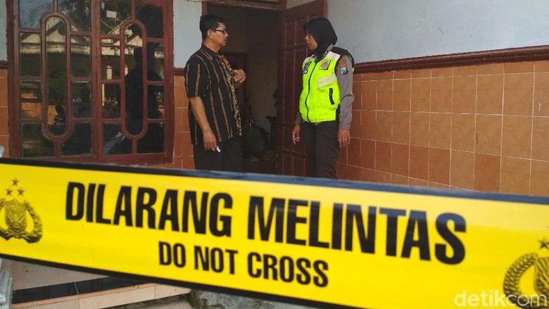 Polisi Masih Segel Rumah Guru Tari Jaranan yang Cabuli 10 Anak Polisi Masih Segel Rumah Guru Tari Jaranan yang Cabuli 10 Anak