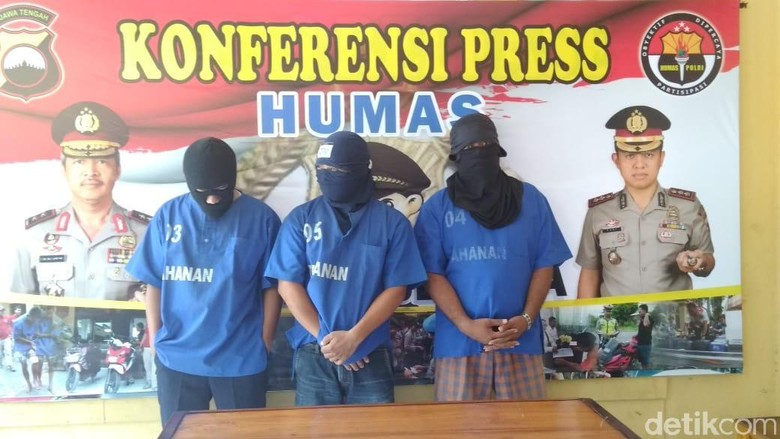 Ini Jumlah Bayaran untuk 3 Penari Erotis yang Beraksi di Jepara Ini Jumlah Bayaran untuk 3 Penari Erotis yang Beraksi di Jepara