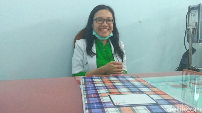 dr Flo memilih pulang kampung untuk mengabdikan diri sebagai dokter (Foto: Aisyah/detikHealth) dr Flo memilih pulang kampung untuk mengabdikan diri sebagai dokter (Foto: Aisyah/detikHealth)