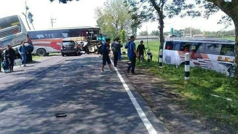 Kecelakaan Frontal 4 Kendaraan Terjadi di Ngawi Kecelakaan Frontal 4 Kendaraan Terjadi di Ngawi