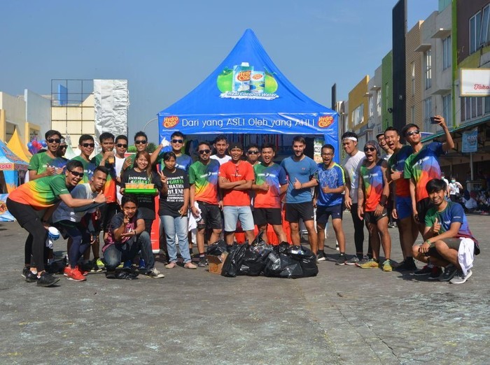 Olahraga lari sambil pungut sampah menyehatkan tubuh dan membuat lingkungan bersih. (Foto: dok. pribadi) Olahraga lari sambil pungut sampah menyehatkan tubuh dan membuat lingkungan bersih. (Foto: dok. pribadi)