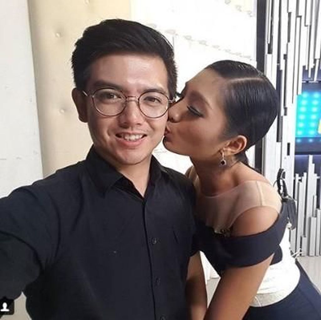 Cerai, Nicky Tirta & Liza Elly Saling Sayang dengan Cara Berbeda Cerai, Nicky Tirta & Liza Elly Saling Sayang dengan Cara Berbeda