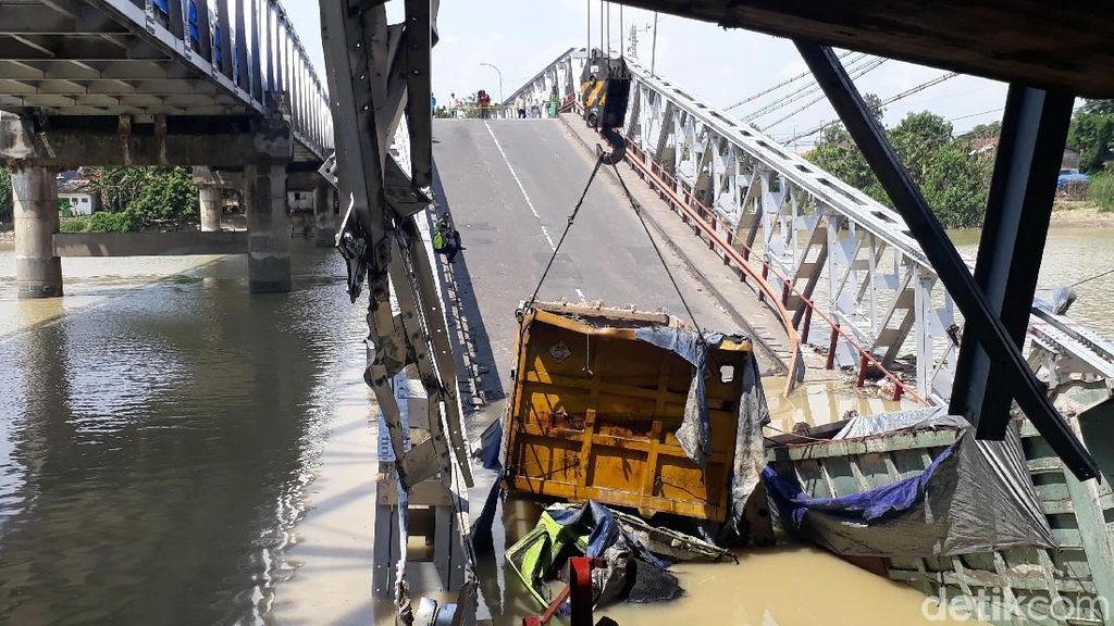 Melihat Lebih Dekat Bentangan Ketiga Jembatan Babat yang Ambrol Melihat Lebih Dekat Bentangan Ketiga Jembatan Babat yang Ambrol