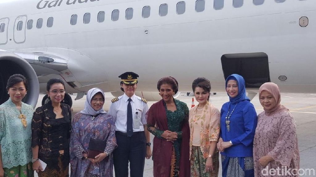 Cantiknya Menteri Susi Berkebaya di Kartini Flight Cantiknya Menteri Susi Berkebaya di Kartini Flight