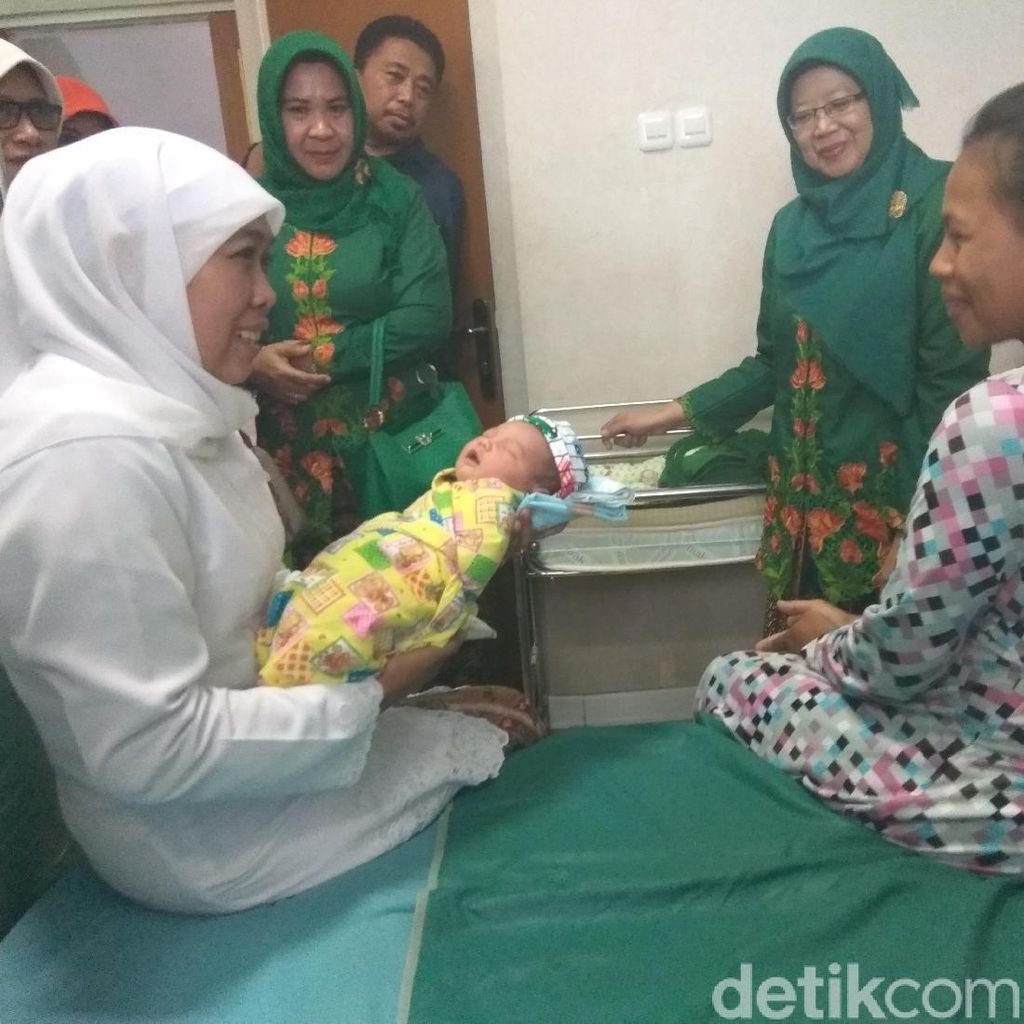Khofifah Sambangi Ibu-ibu Hamil di RS Sidoarjo, Beri Nama ke Bayi Khofifah Sambangi Ibu-ibu Hamil di RS Sidoarjo, Beri Nama ke Bayi