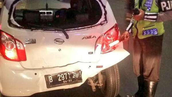 2 Kendaraan Kecelakaan di Tol Pejompongan, 1 Mobil Ringsek 2 Kendaraan Kecelakaan di Tol Pejompongan, 1 Mobil Ringsek