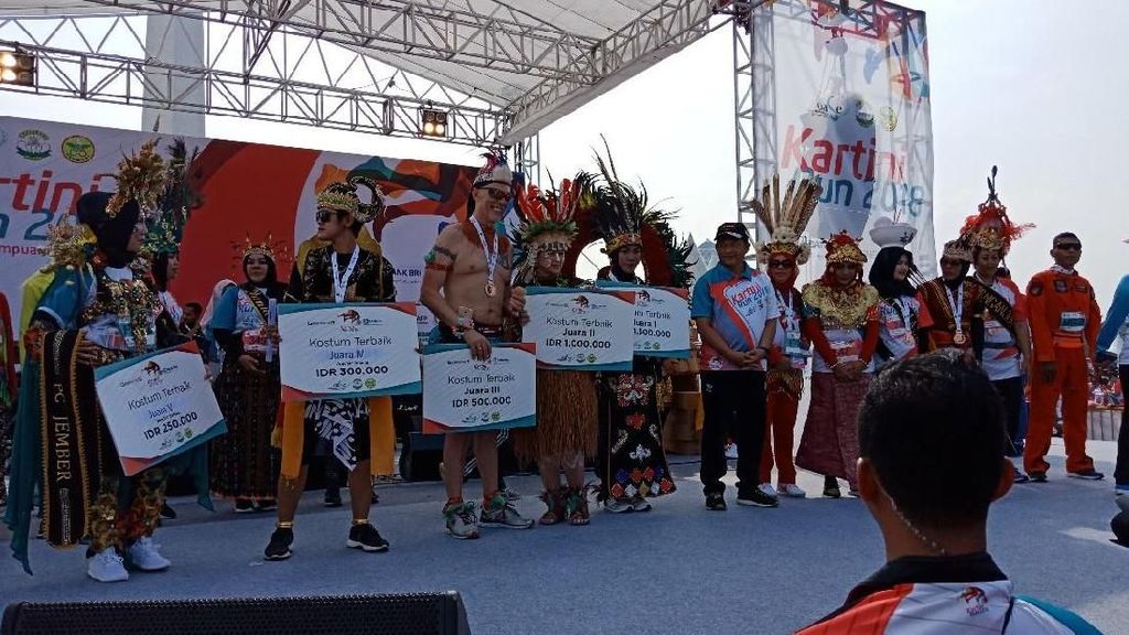 Berbusana Papua, Bule AS Juara 3 Kostum Terbaik Kartini Run Berbusana Papua, Bule AS Juara 3 Kostum Terbaik Kart ini Run