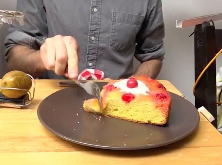 Pria Ini Rela Jatuhkan Laptop untuk Ciptakan Alat Otomatis untuk Makan Kue Pria Ini Rela Jatuhkan Laptop untuk Ciptakan Alat Otomatis untuk Makan Kue