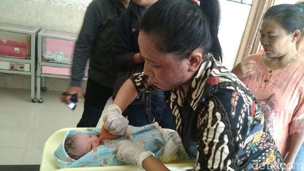 Bidan Perkirakan Bayi yang Ditemukan di Rumah Kosong Baru Dilahirkan Bidan Perkirakan Bayi yang Ditemukan di Rumah Kosong Baru Dilahirkan