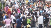 Khofifah Disambut Hangat Saat Blusukan ke Eks Lokalisasi Dolly Khofifah Disambut Hangat Saat Blusukan ke Eks Lokalisasi Dolly