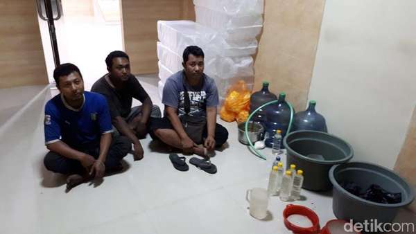 Polisi Kembali Tetapkan Tersangka Miras Oplosan di Banyuwangi Polisi Kembali Tetapkan Tersangka Miras Oplosan di Banyuwangi