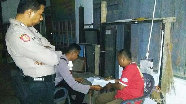 Rumah Tempat Mengoplos Miras di Situbondo Digerebek Rumah Tempat Mengoplos Miras di Situbondo Digerebek