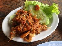 Saung Talaga: Menyantap Udang Peprek dan Karedok yang Gurih Pedas di Tepi Telaga