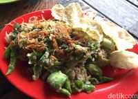Saung Talaga: Menyantap Udang Peprek dan Karedok yang Gurih Pedas di Tepi Telaga