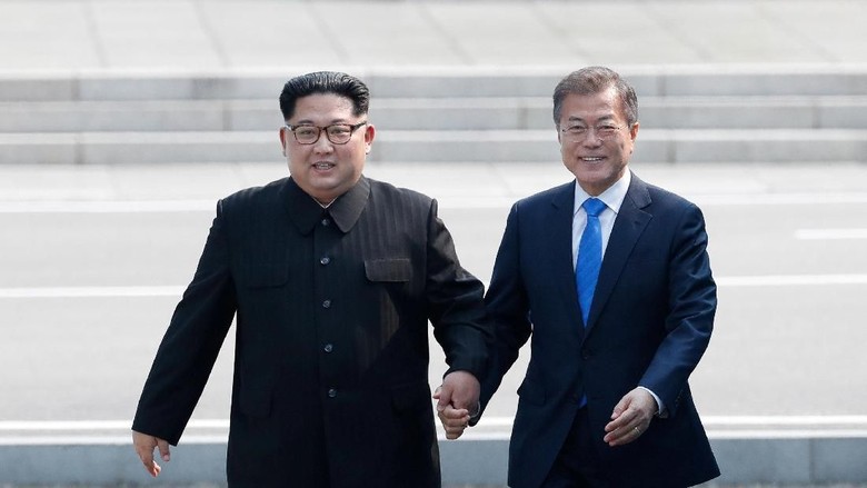 Banyak Senyum, Kim Jong-Un Bikin Warga Korsel Terpesona