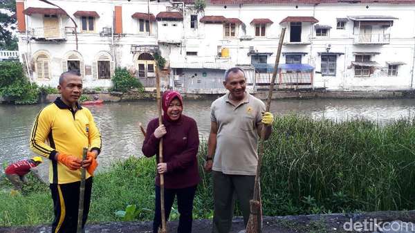 Risma Ingin Buat Obyek Wisata Sungai di Seputaran Jembatan Merah Risma Ingin Buat Obyek Wisata Sungai di Seputaran Jembatan Merah