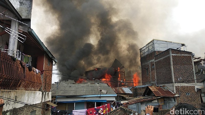 Kebakaran di Belakang Hotel Papandayan Bandung, 4 Orang Terluka