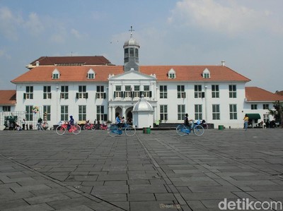 Menikmati Sejarah Jakarta Lewat Sepeda Onthel Menikmati Sejarah Jakarta Lewat Sepeda Onthel