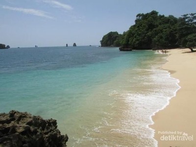 Pantai Cantik dan Tersembunyi di Malang Pantai Cantik dan Tersembunyi di Malang
