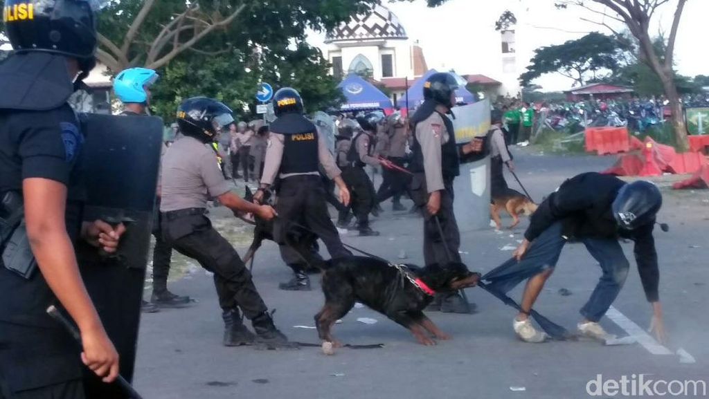 Bonek Ricuh, Polisi Tembakkan Gas Air Mata Bonek Ricuh, Polisi Tembakkan Gas Air Mata