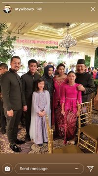 Foto bersama keluarga Annisa Trihapsari dan Ari Sigit.