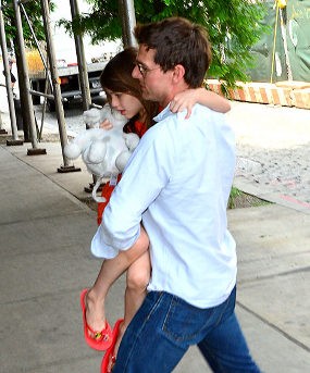 Ini Dia Foto Tom Cruise Menggendong Suri di New York Ini Dia Foto Tom Cruise Menggendong Suri di New York