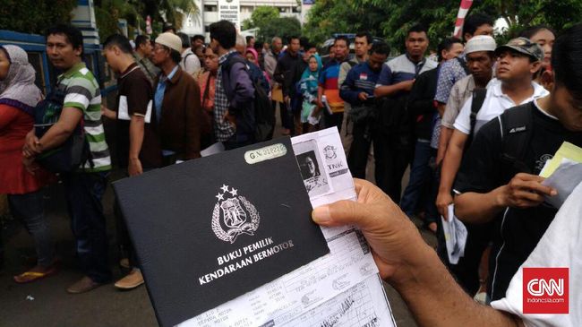 Jelang Tarif Baru STNK dan BPKB, Samsat Polda Jakarta Diserbu