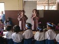 Dedikasi Guru Kembar untuk Sekolah Darurat