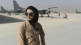 Mengenakan seragam khas pilot, kaca mata penerbang dan jilbab hitam, perempuan berusia 23 tahun ini menjadi pusat perhatian di Pangkalan Angkatan Udara Kabul. (AFP Photo/Shah Marai)