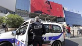<p>Kepolisian terlihat berjaga ketat di sekitar penyelenggaraan Cannes, Perancis. Itu dilakukan karena belakangan Perancis menjadi sasaran teror. (REUTERS/Eric Gaillard)</p>