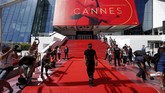 <p>Karpet merah telah dibentangkan, sementara setiap sudut sudah disisir petugas. (REUTERS/Stephane Mahe)</p>