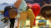 <p>Film <em>The Emoji Movie</em> yang dijadwalkan tayang tahun ini, memberi gimmick dengan figur emoji. Aktor TJ Miller berpose di sana, memeluk satu di antaranya. (REUTERS/Stephane Mahe)</p>