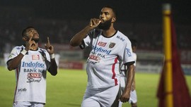 Peri Sandria Tunggu Comvalius Pecahkan Rekor Gol Miliknya