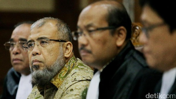 Patrialis Akbar Divonis 8 Tahun Patrialis Akbar Divonis 8 Tahun
