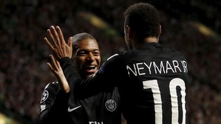 Tiru Messi, Neymar Bimbing 'Bocah Emas' Mbappe