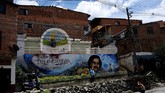 Kota Medellin di Kolombia terkenal dengan sejarah geng pengedar narkobanya. Dari serial ‘Narcos’ bisa dibayangkan aksi kekerasan yang dilakukan oleh kelompok Pablo Escobar dan kawan-kawannya setiap hari.