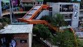 Hingga tahun 1990-an, Comuna 13 dikuasai oleh kelompok Pablo Escobar. Setelah dirinya meninggal pada 1993, kelompok pengedar narkoba lain berusaha menguasai area ini. Namun, pada tahun 2000-an, militer pemerintah berhasil membasminya.