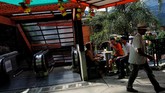 Semakin banyak tempat makan dan kongko yang buka di sini, masyarakatnya jadi berpikiran lebih positif setelah lama hidup dalam ketakutan.