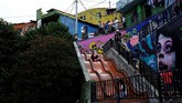 Masyarakatnya lalu berkolaborasi untuk membuat area ini menjadi lebih apik. Tembok-tembok dihiasi graffiti, pagelaran seni budaya juga sering digelar.