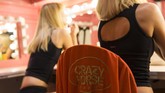 Tiga anak Bernardin sempat mewarisi bisnis itu sampai 2005. Le Crazy Horse Saloon kemudian berpindah tangan dan tak hanya ada di Paris. Mereka buka ‘cabang’ di Las Vegas. (AFP PHOTO / GEOFFROY VAN DER HASSELT)