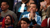 <p>Suporter Timnas Argentina yang hadir di stadion terlihat tegang. Pasalnya, tim Tango tidak pernah menang di markas Ekuador dalam babak penyisihan Piala Dunia sejak 2001. (REUTERS/Edgard Garrido)</p>