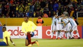 <p>Para pemain timnas Argentina merayakan gol yang dicetak Lionel Messi. Skor 3-1 untuk Tim Tango mampu bertahan hingga pertandingan berakhir. (REUTERS/Edgard Garrido)</p>