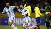 <p>Gol Lionel Messi membuat timnas Argentina semakin bersemangat. Terlihat Messi merayakan gol pertama bersama penyerang Dario Benedetto. (REUTERS/Edgard Garrido)</p>