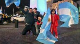 <p>Pendukung timnas Argentina di Buenos Aires merayakan sukses Lionel Messi dan kawan-kawan lolos ke Piala Dunia 2018. Argentina lolos bersama Brasil, Uruguay, dan Kolombia. (AFP PHOTO / EITAN ABRAMOVICH)</p>