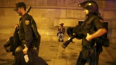 <p>Kegaduhan dalam negeri ini tak ayal membuat perekonomian Spanyol terganggu. Menjelang pidato Puigdemont, pasar saham Spanyol merosot 1 persen. Sejumlah perusahaan besar juga memindahkan markasnya dari Catalonia ke wilayah lain di Spanyol. (Reuters/Ivan Alvarado)</p>