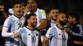 <p>Lionel Messi memimpin skuat timnas Argentina merayakan keberhasilan lolos ke Piala Dunia 2018 bersama suporter di tribune Stadion Olimpico Atahualpa. (REUTERS/Edgard Garrido)</p>