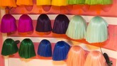 Di sana, publik bisa menyaksikan bagaimana perempuan-perempuan penampil berdandan, merias diri dan memilih kostum. Mereka bahkan punya ruang khusus untuk rambut palsu. (AFP PHOTO / GEOFFROY VAN DER HASSELT)