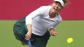 <p>Maria Sharapova sempat kesulitan di awal set pertama menghadapi Irina-Camelia Begu. Namun, petenis yang baru kembali dari sanksi 15 bulan karena doping itu tetap menang 6-4 di set pertama. (AFP PHOTO / STR)</p>