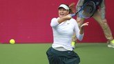 <p>Maria Sharapova mengembalikan bola kepada Irina-Camelia Begu. Sharapova mengakhiri perlawanan Begu dengan meraih kemenangan 6-2 di set kedua. (AFP PHOTO / STR)</p>