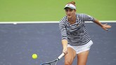 <p>Irina-Camelia Begu usai pertandingan mengakui Maria Sharapova bermain lebih baik. Petenis peringkat 57 dunia itu tahun ini baru meraih satu gelar, yakni di BRD Bucharest Terbuka 2017. (AFP PHOTO / STR)</p>